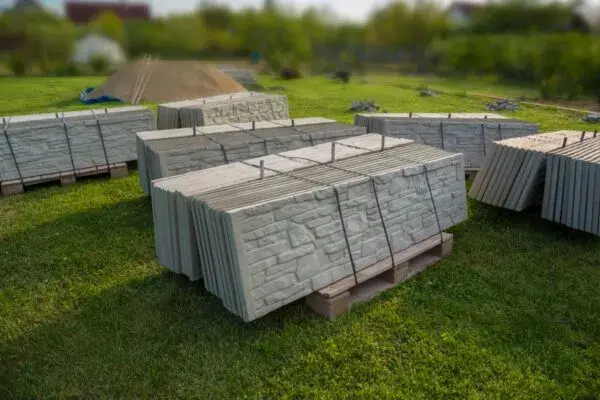 Czy na płot betonowy trzeba mieć pozwolenie? Sprawdź ważne przepisy