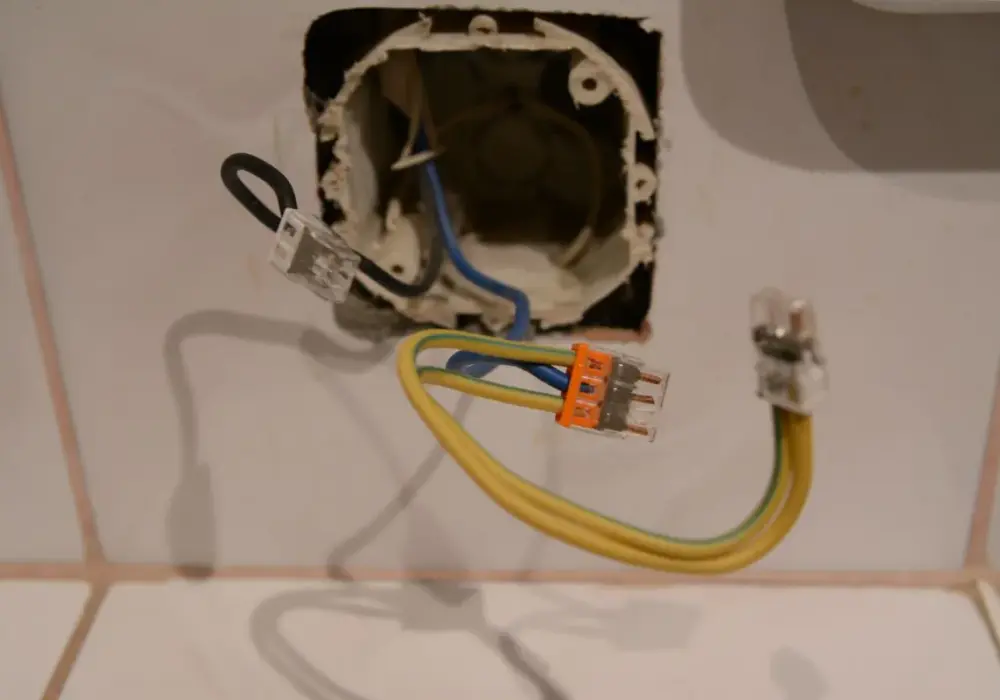 Kabel dwużyłowy do wtyczki z bolcem - jak uniknąć zagrożeń?