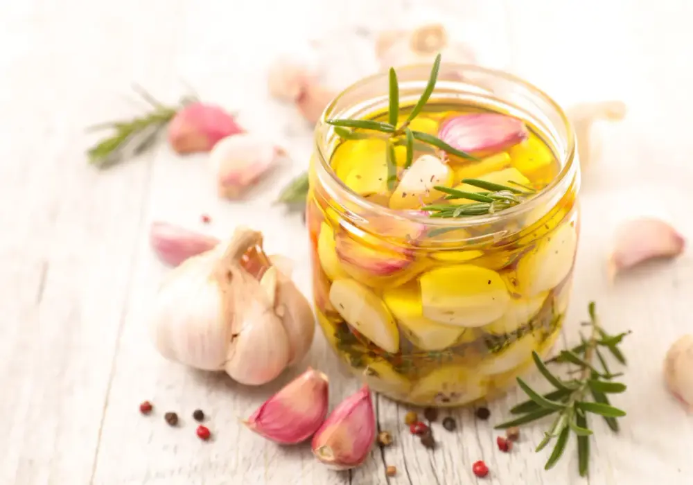 Zielona oliwa jak zrobić - sprawdzony przepis na aromatyczną oliwę ziołową