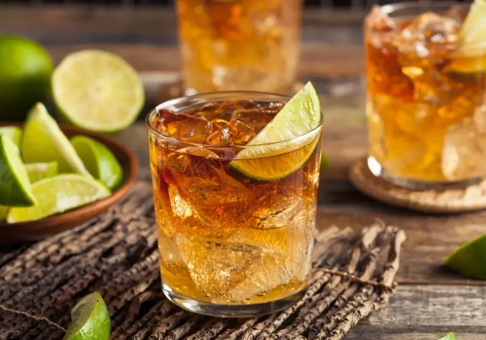 Najlepsze przepisy na dobry drink z whisky, które zachwycą gości