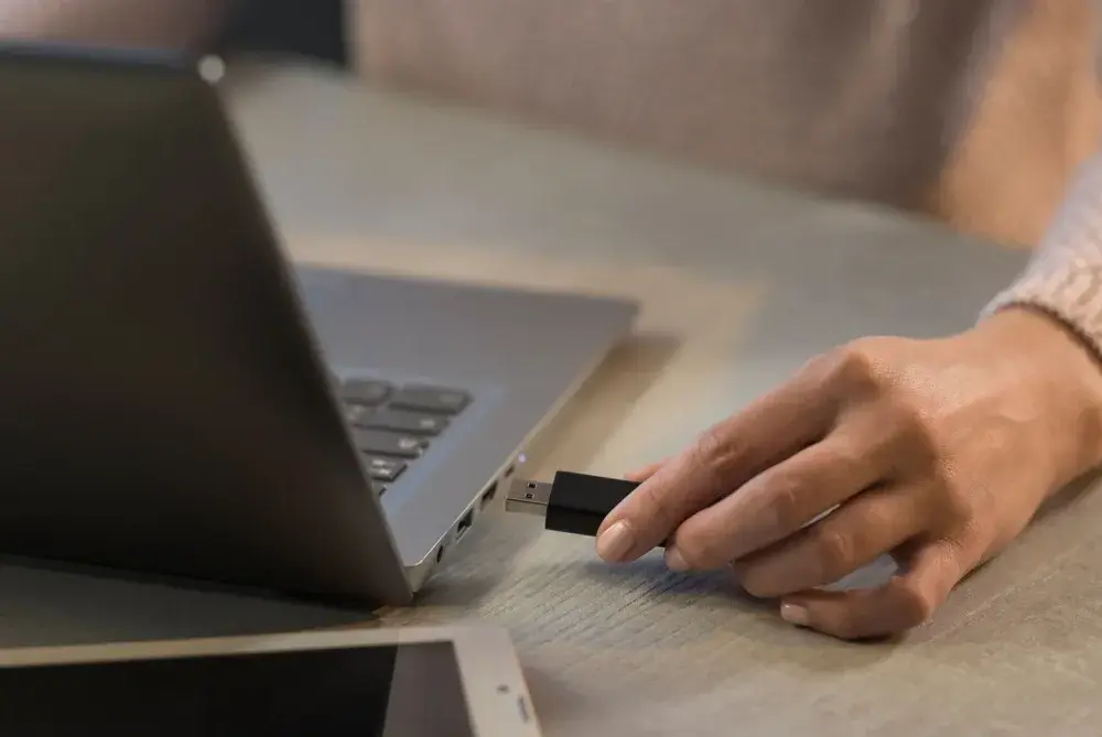 MacBook nie widzi pendrive'a? Jak otworzyć i naprawić!
