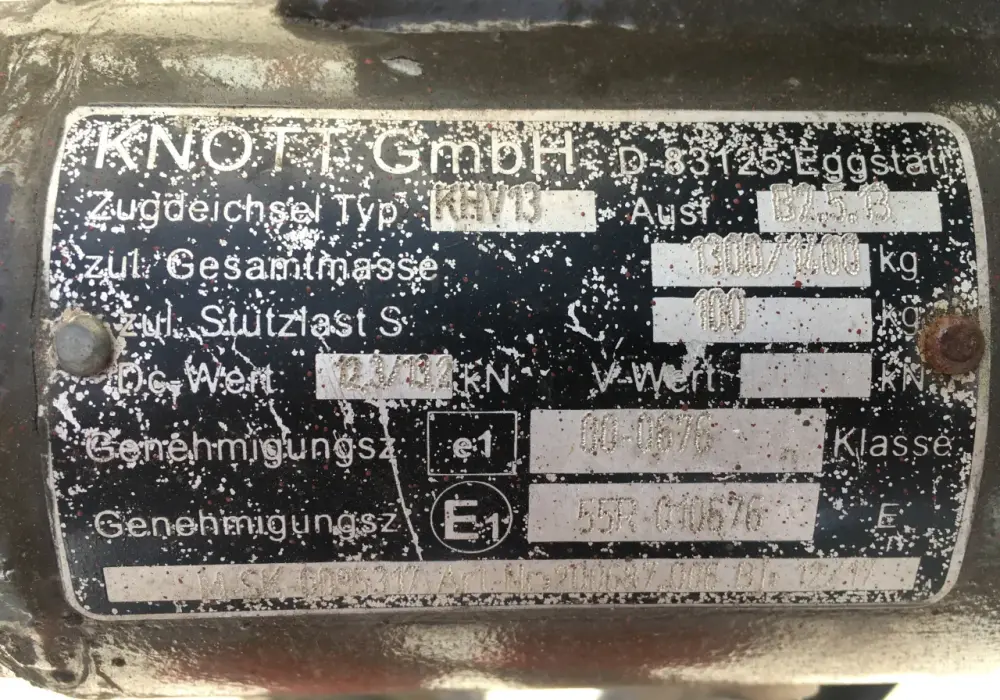 Gdzie jest tabliczka znamionowa w przyczepie kempingowej? Oto odpowiedzi
