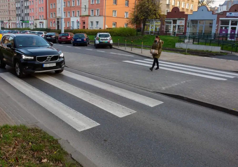 Przejście dla pieszych - Kto ma pierwszeństwo i jak uniknąć mandatu?