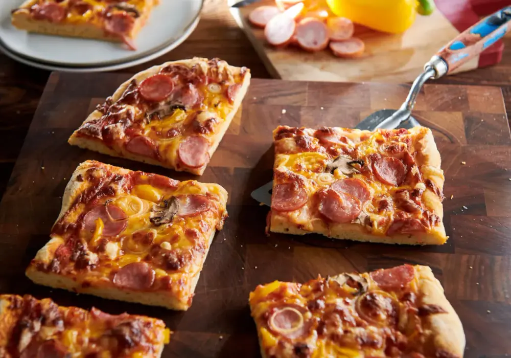 Pizza z kiełbasą - przepis na domowy klasyk, który zawsze się udaje