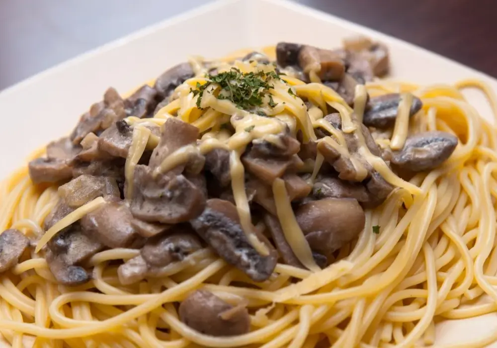 Szybkie spaghetti z pieczarkami bez mięsa, które zachwyci smakiem