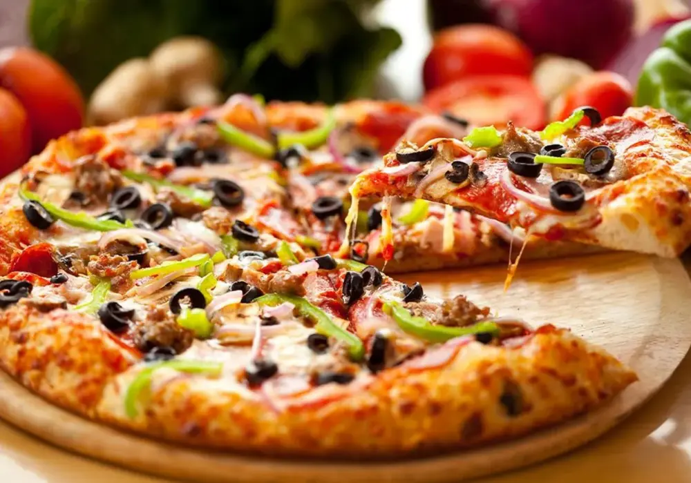 Pizza mrożona na obiad - Jak wybrać i upiec, by smakowała?