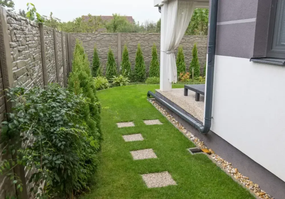 Deszczówka z rynien na trawnik - kiedy to ma sens?