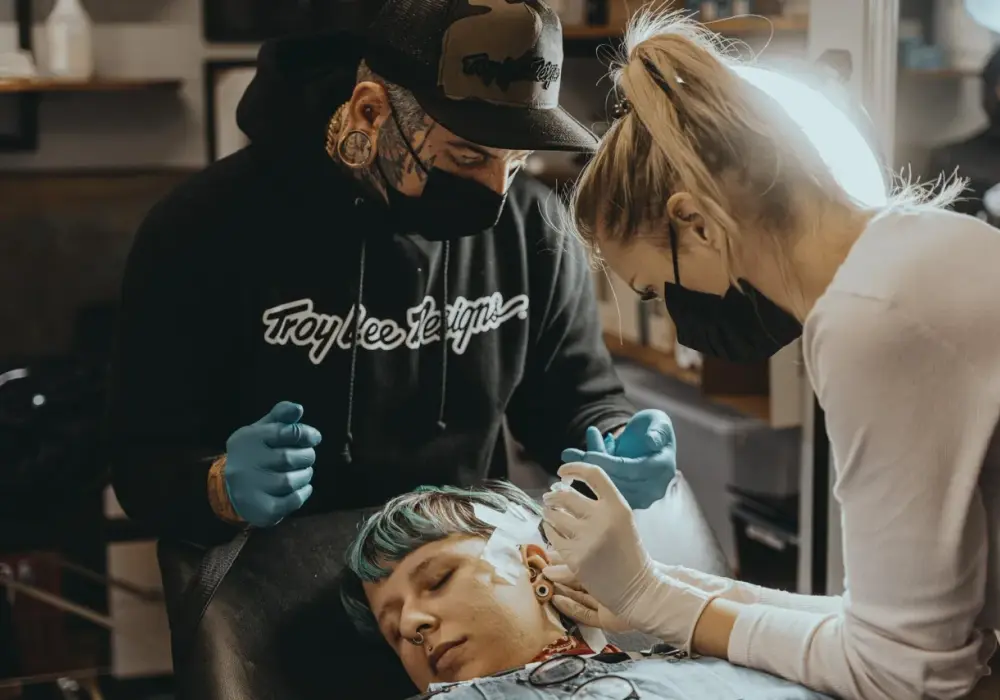 Kurs piercingu - Jak wybrać szkolenie, które naprawdę uczy?