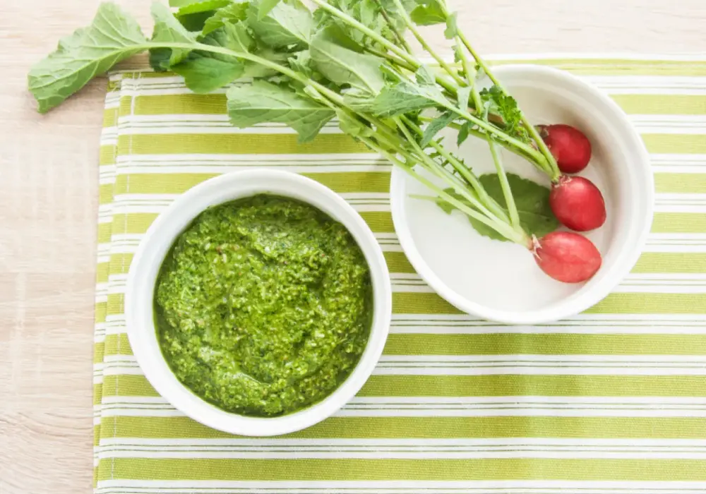 Pesto z liści rzodkiewki - nie wyrzucaj! Przepis zero waste