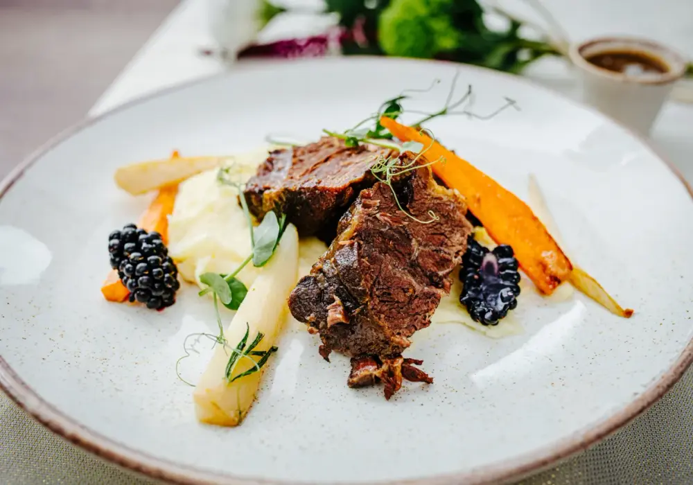 Gdzie zjeść w Kamiennej Górze? Odkryj najlepsze restauracje i kawiarnie
