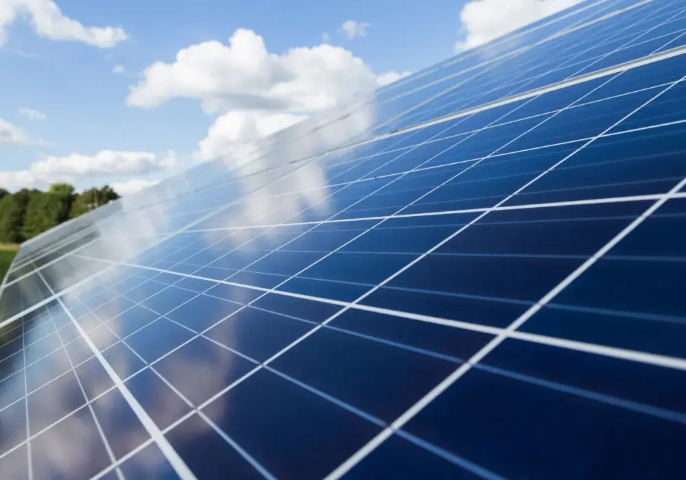 Comprendre les panneaux solaires photovoltaïques : avantages et coûts