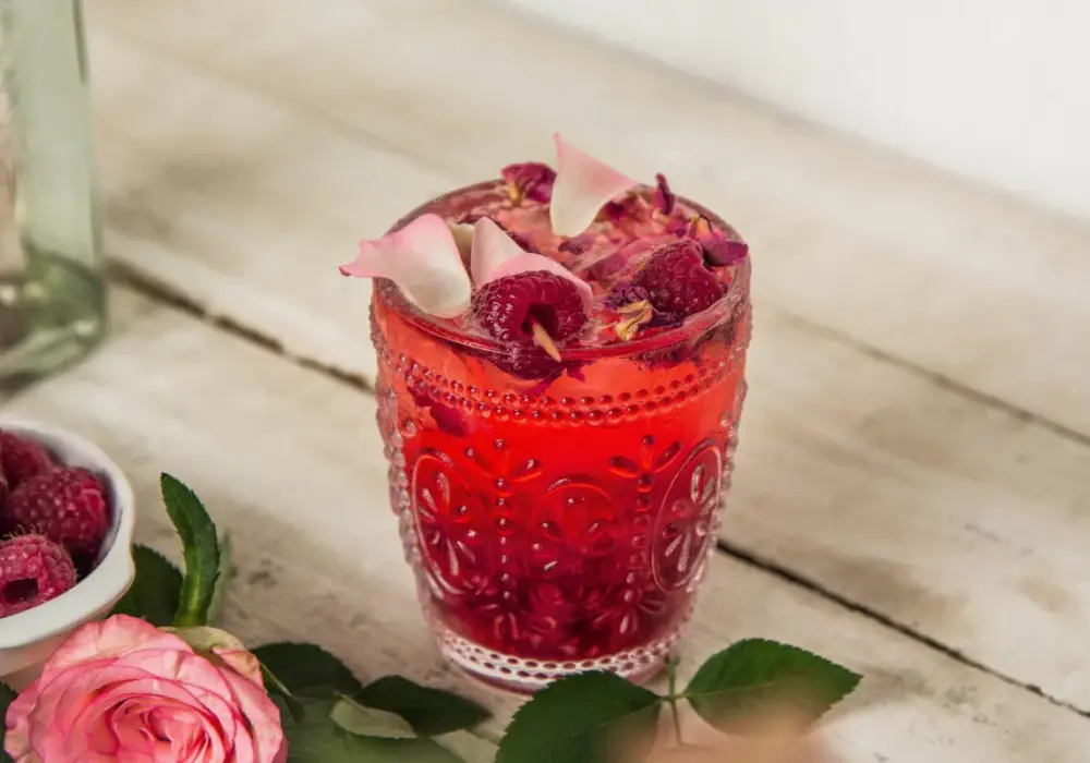 Pyszne drinki z syropem malinowym, które zaskoczą Twoich gości