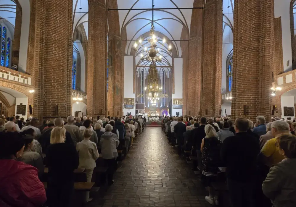 Dlaczego kolumny w katedrze Kołobrzeg są krzywe? Odkryj przyczyny