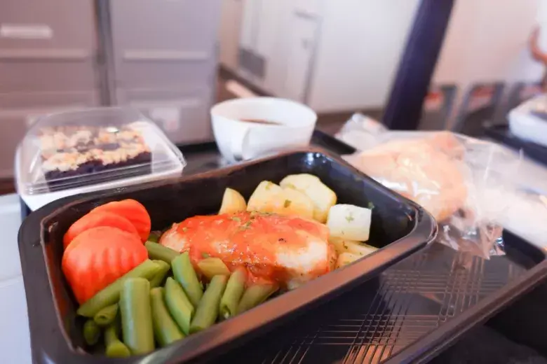 Czy można przewozić jedzenie w bagażu podręcznym Wizz Air? Oto zasady