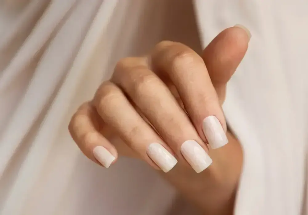 Mleczny manicure - jak uzyskać lekki efekt bez kredowej bieli
