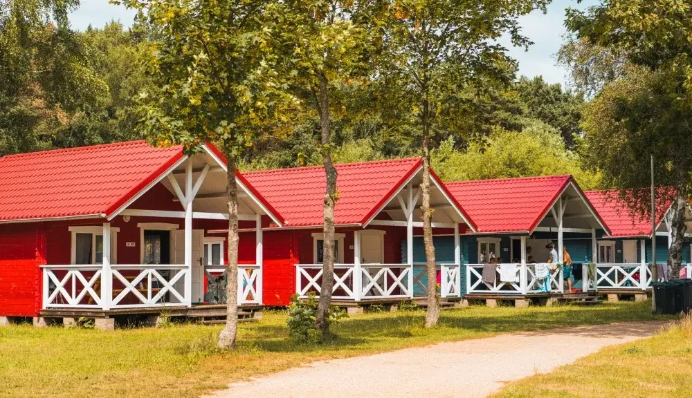 Gdzie nocleg w Łebie? Najlepsze miejsca, ceny i porady na sezon.