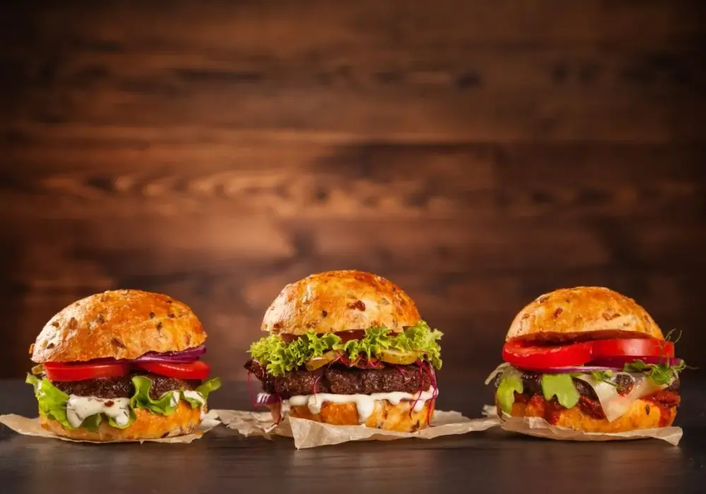 Ile kalorii ma burger z burgerowni? Sprawdź fakty!