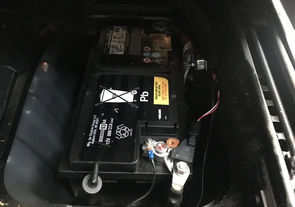 Jeep Grand Cherokee WK2 akumulator - gdzie jest i jak go znaleźć?