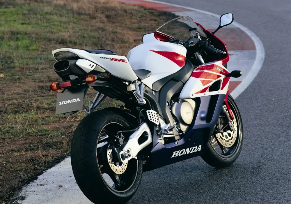 Honda CBR 1000RR ile do setki - Zaskakujące osiągi i porównania