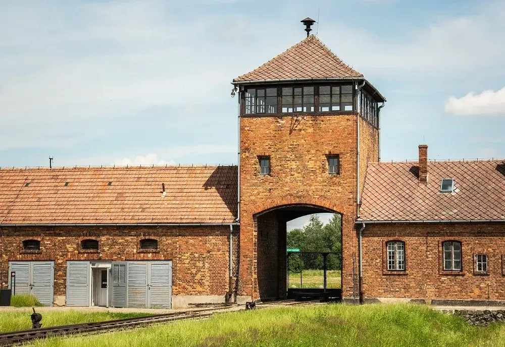 Gdzie znajduje się obóz Auschwitz-Birkenau? Odkryj jego mroczną historię