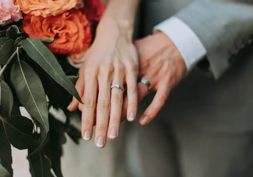 Obrączka na prawej ręce – co oznacza w Polsce i na świecie?