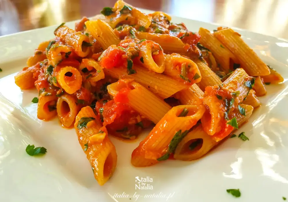 Penne all'arrabbiata - prosty przepis na pikantny włoski makaron