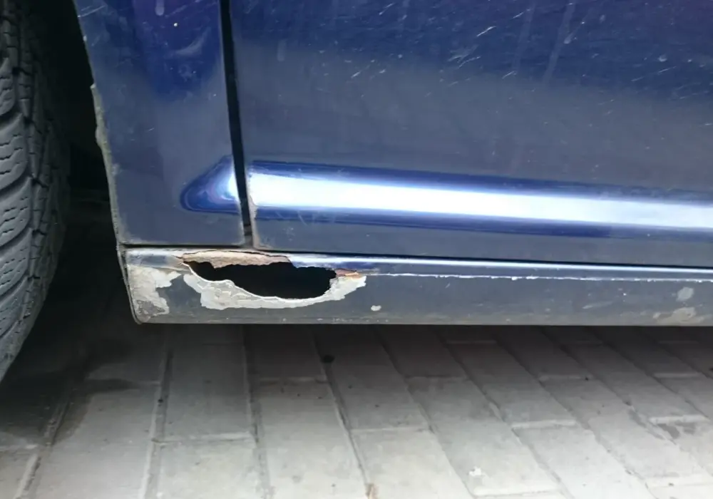 Jak załatać dziurę w progu samochodu - uniknij kosztownych napraw