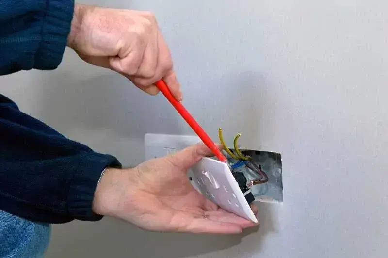 Ile za elektrykę w domu? Sprawdź koszty i uniknij nieprzyjemnych wydatków