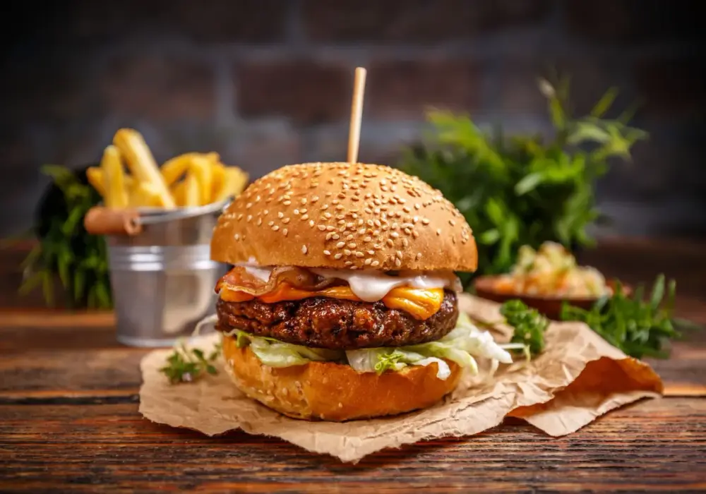 Jak smażyć wołowinę na burgery, by uniknąć suchych kotletów?