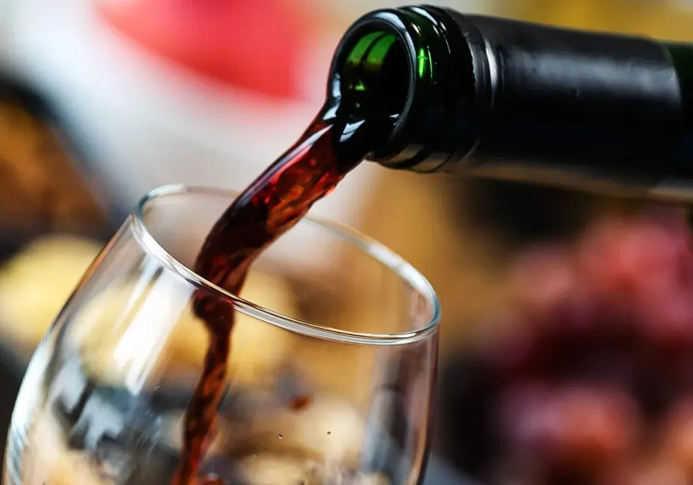 Mętne wino domowe? Skuteczne metody klarowania krok po kroku
