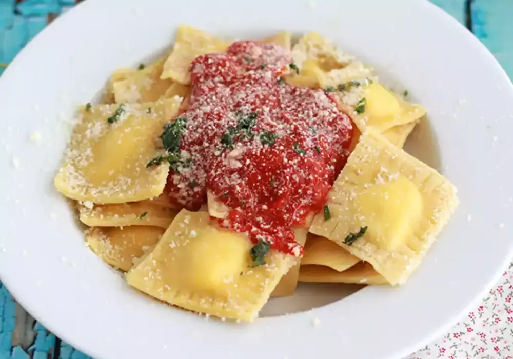 Domowe ravioli z ricottą: Przepis krok po kroku i sekretny sos
