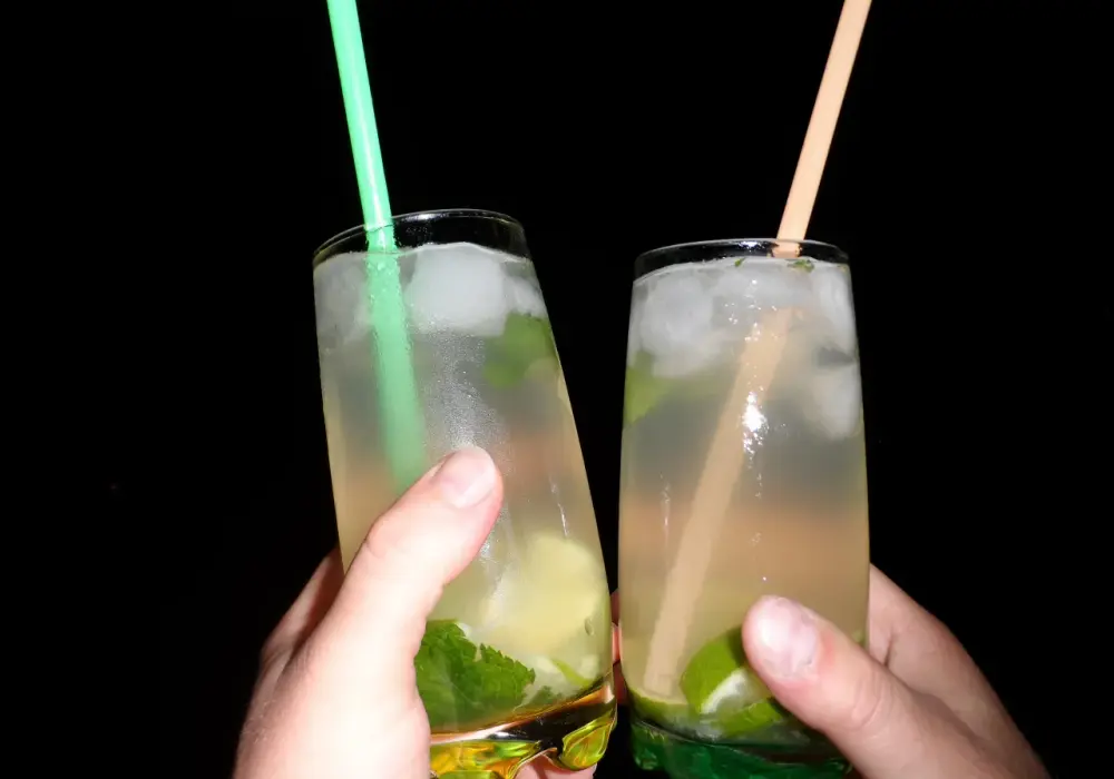 Najlepsze przepisy na drink z wodą kokosową, które orzeźwiają każdego dnia