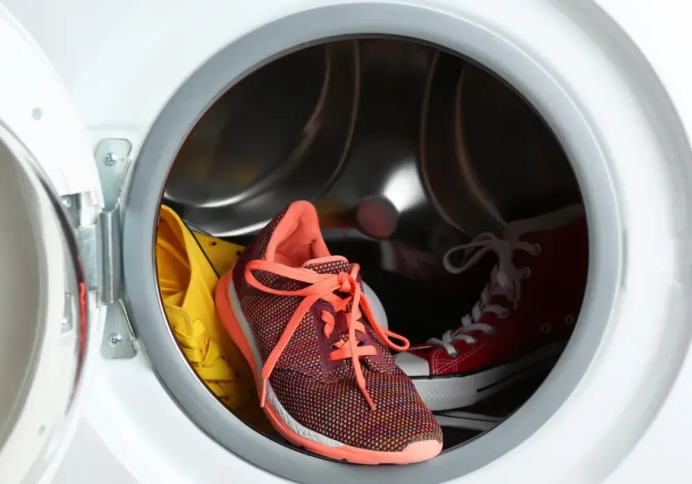 Jak bezpiecznie wyprać buty sportowe w pralce? Instrukcja krok po kroku