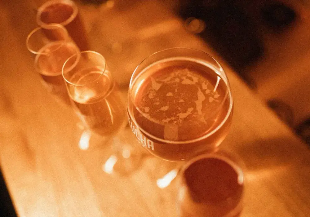 Dlaczego kombucha smakuje jak ocet? Poznaj sekrety smaku