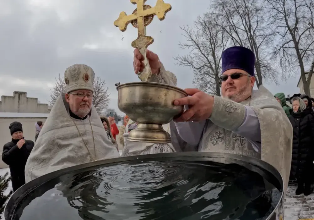 Kiedy święcenie wody w kościele? Poznaj ważne tradycje i daty