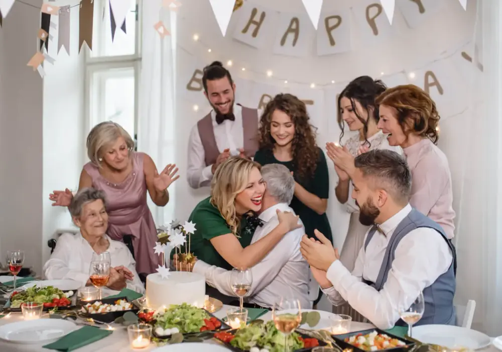 Co na stół urodzinowy: 15 pomysłów na menu i dekoracje
