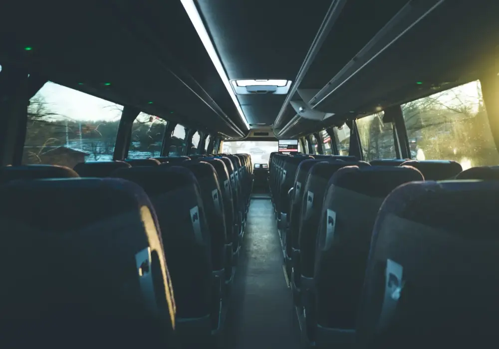 Ile miejsc ma bus? Sprawdź, ile pasażerów pomieści różne typy busów