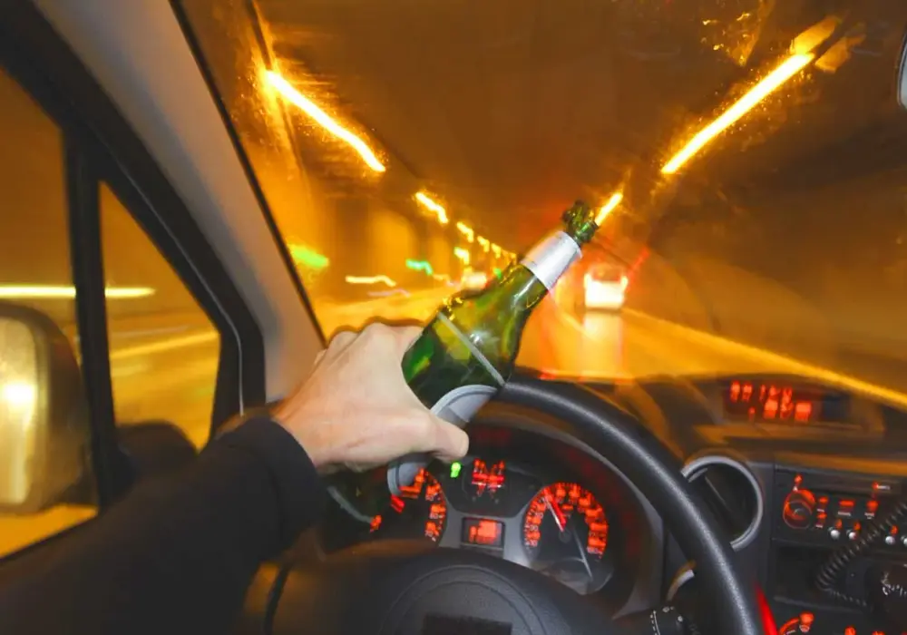 Dwa drinki - kiedy można jechać bez ryzyka utraty prawa jazdy?
