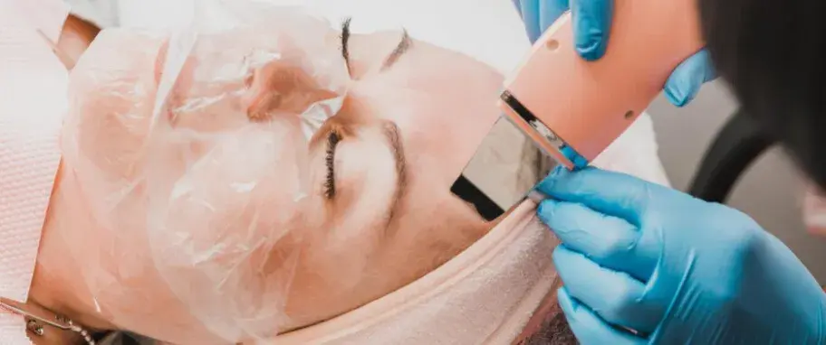 Co daje peeling kawitacyjny? Efekty, które zaskoczą Twoją skórę