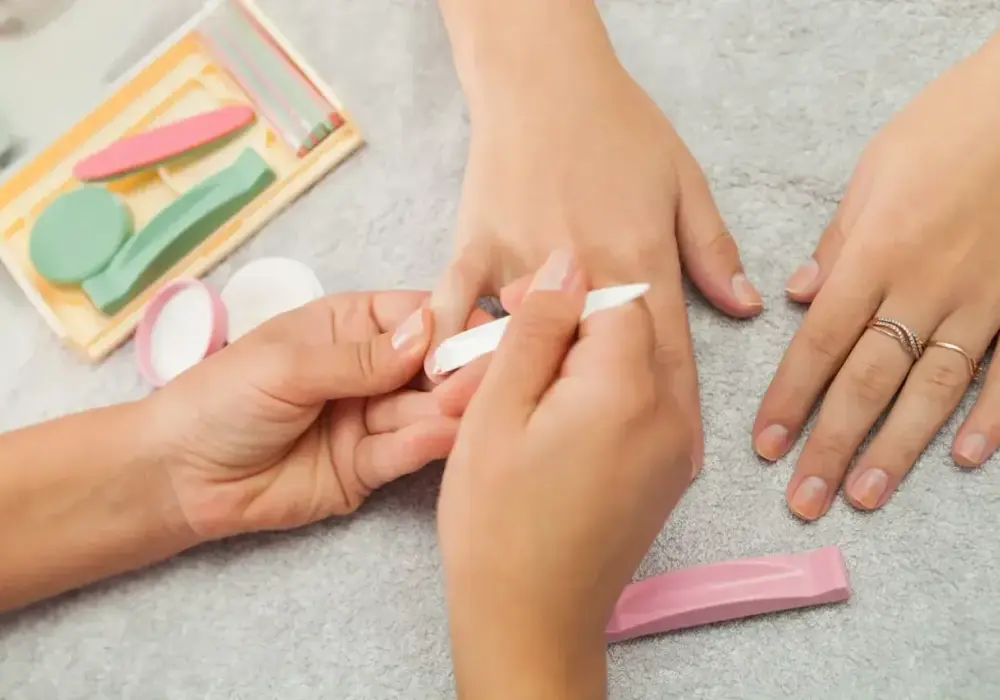 Manicure japoński - wady i zalety. Kiedy warto, a kiedy nie?
