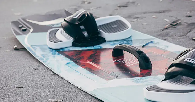 Jaka deska do kitesurfingu – wybierz idealną deskę dla siebie