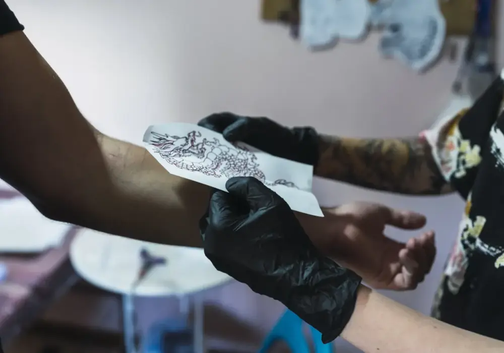Jak dbać o tatuaż? Kompleksowy przewodnik po gojeniu