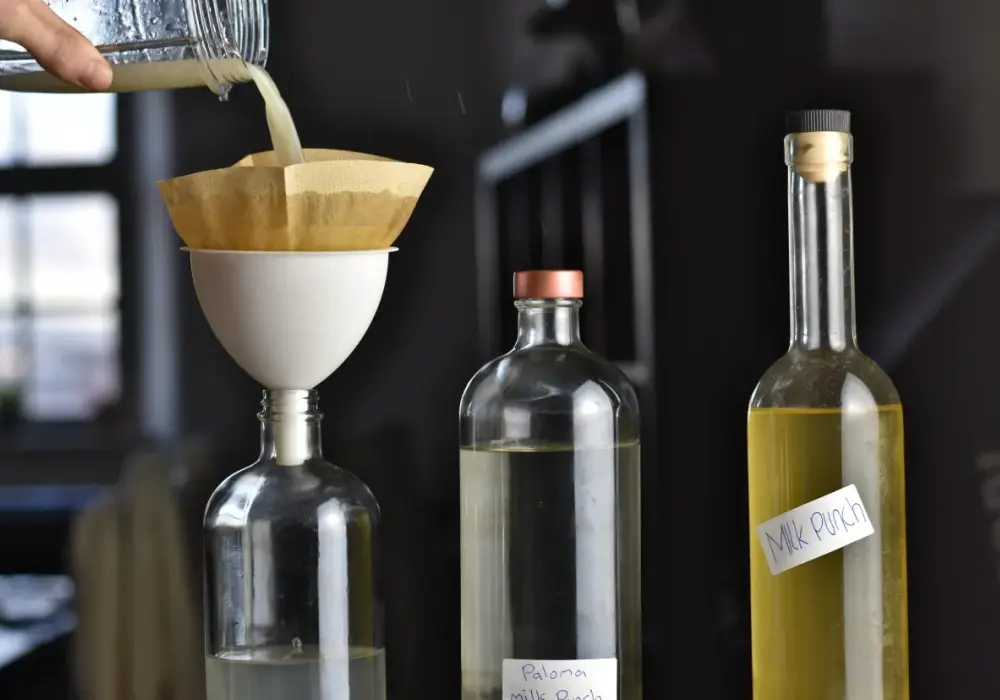 Jak zrobić klarowne drinki Milk Punch w domu? Przewodnik