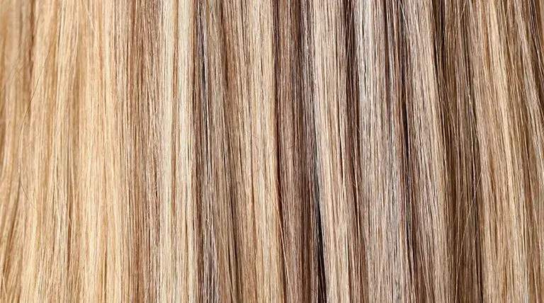 Jaką farbę blond na ciemny odrost wybrać, aby uniknąć kontrastu?
