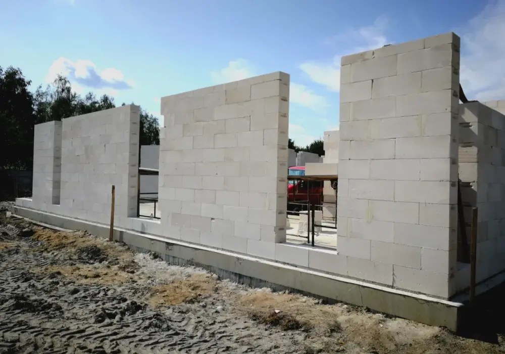 Beton komórkowy: właściwości, wady, zalety i porównanie z ceramiką