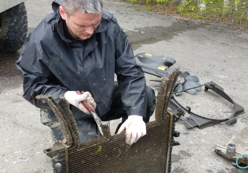 Jak skleić chłodnicę samochodową: skuteczne metody naprawy i porady