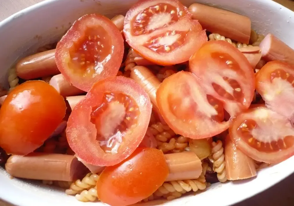 Szybka zapiekanka makaronowa z parówką, która zachwyci każdego smakosza