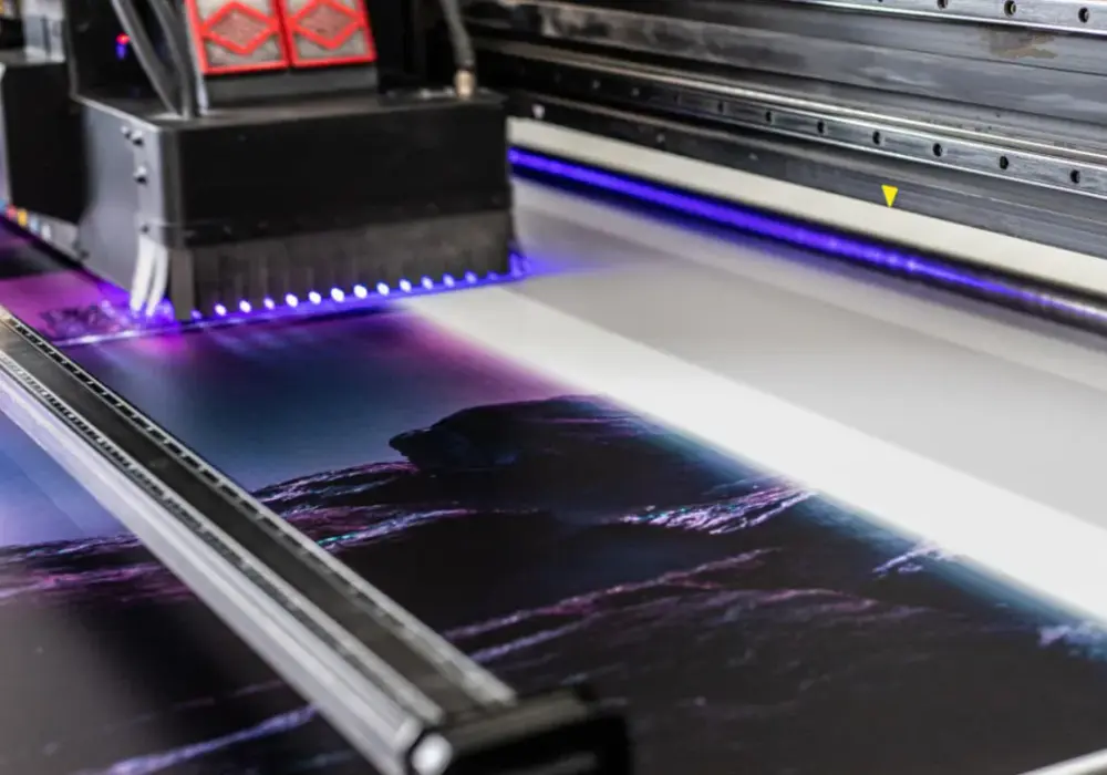 Druk UV na folii: Dlaczego warto wybrać tę technologię dla reklamy?