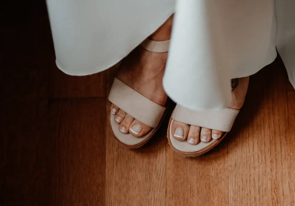 French pedicure na stopach - Modne trendy i jak go zrobić