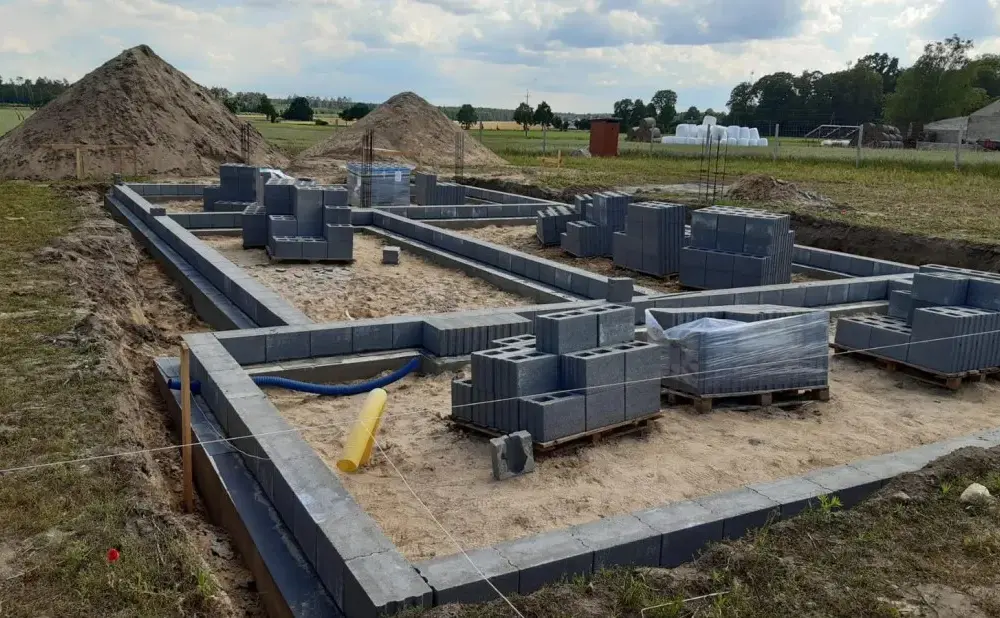 Ile naprawdę kosztuje wylanie fundamentu? Sprawdź, jak uniknąć wysokich kosztów!